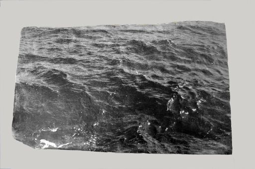 Restless earth: la mer retrouvée - Restless earth: la mer retrouvée - zwartwit foto's afgedrukt op kleiplaten / black and white photo on clayslab